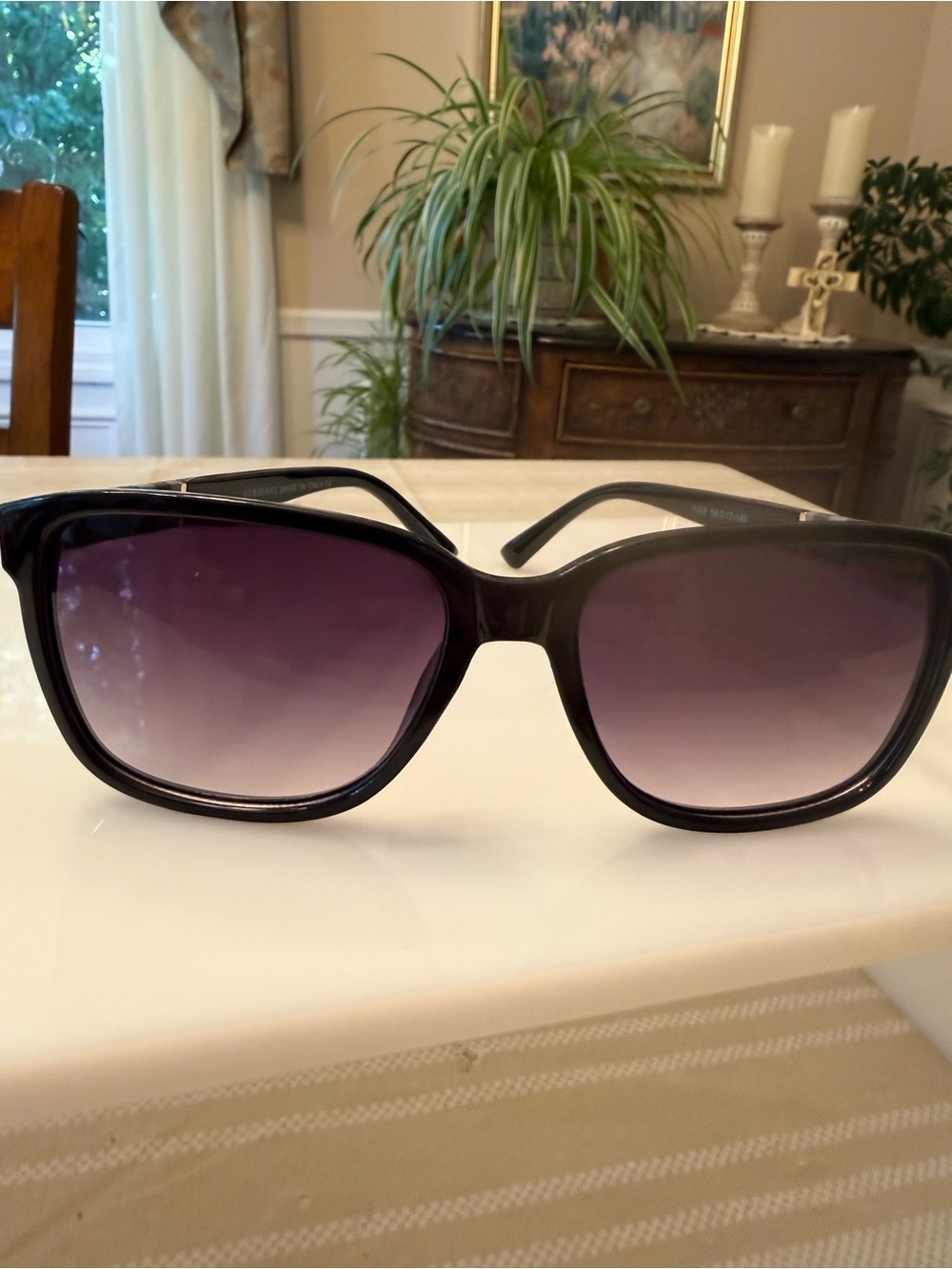 Pre Owned Women's Black Gradient Lens Sunglasses